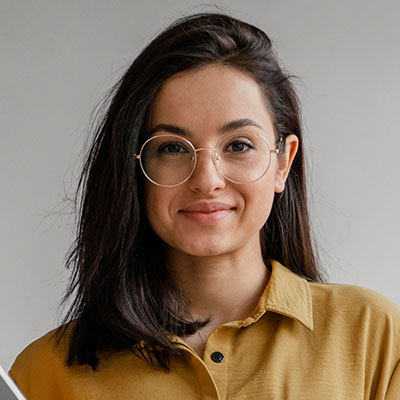 jovem empreendedora de óculos e cabelo escuro